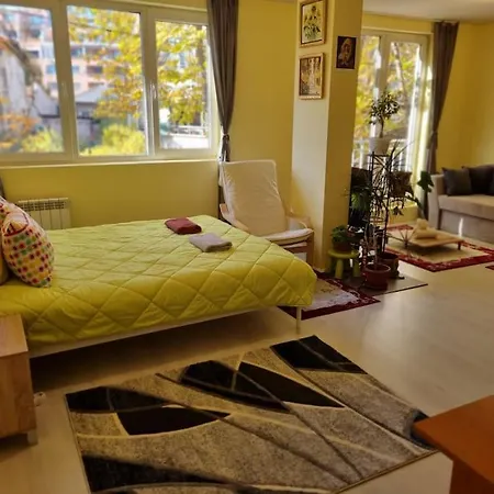Peaceful In The Center, Close To Subway, Medical Apartament *